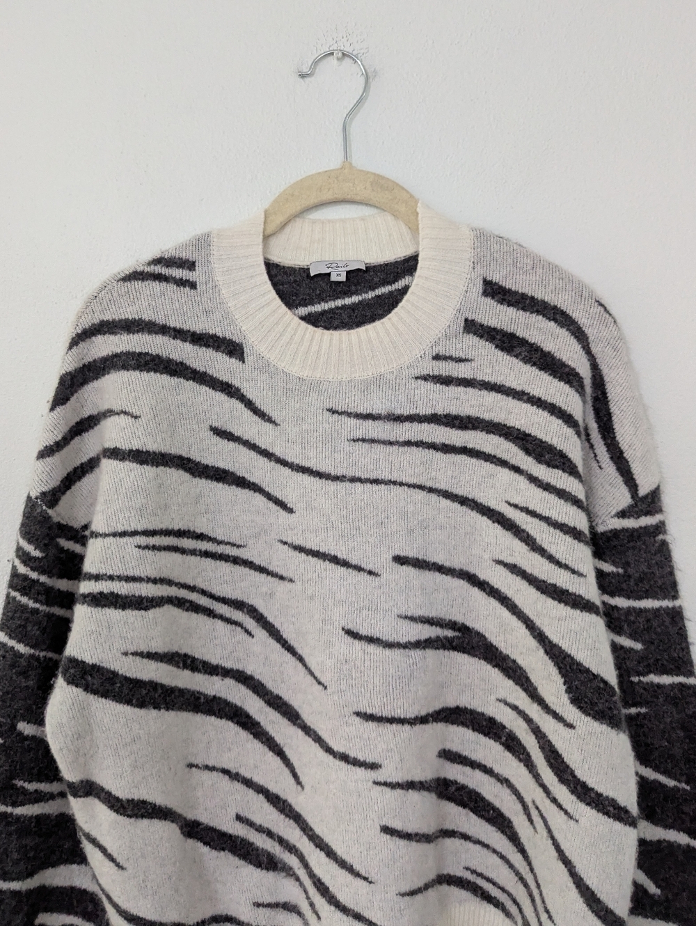 Rails Lana Abstract Mixed Abstract Tiger Sweater Crewneck Cashmere White Gray XS - Picture 2 of 11
